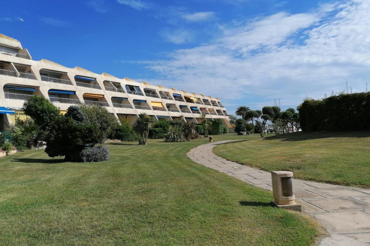 50m avec Terrasse dans une résidence avec PISCINE Le Grau-du-Roi Extérieur photo